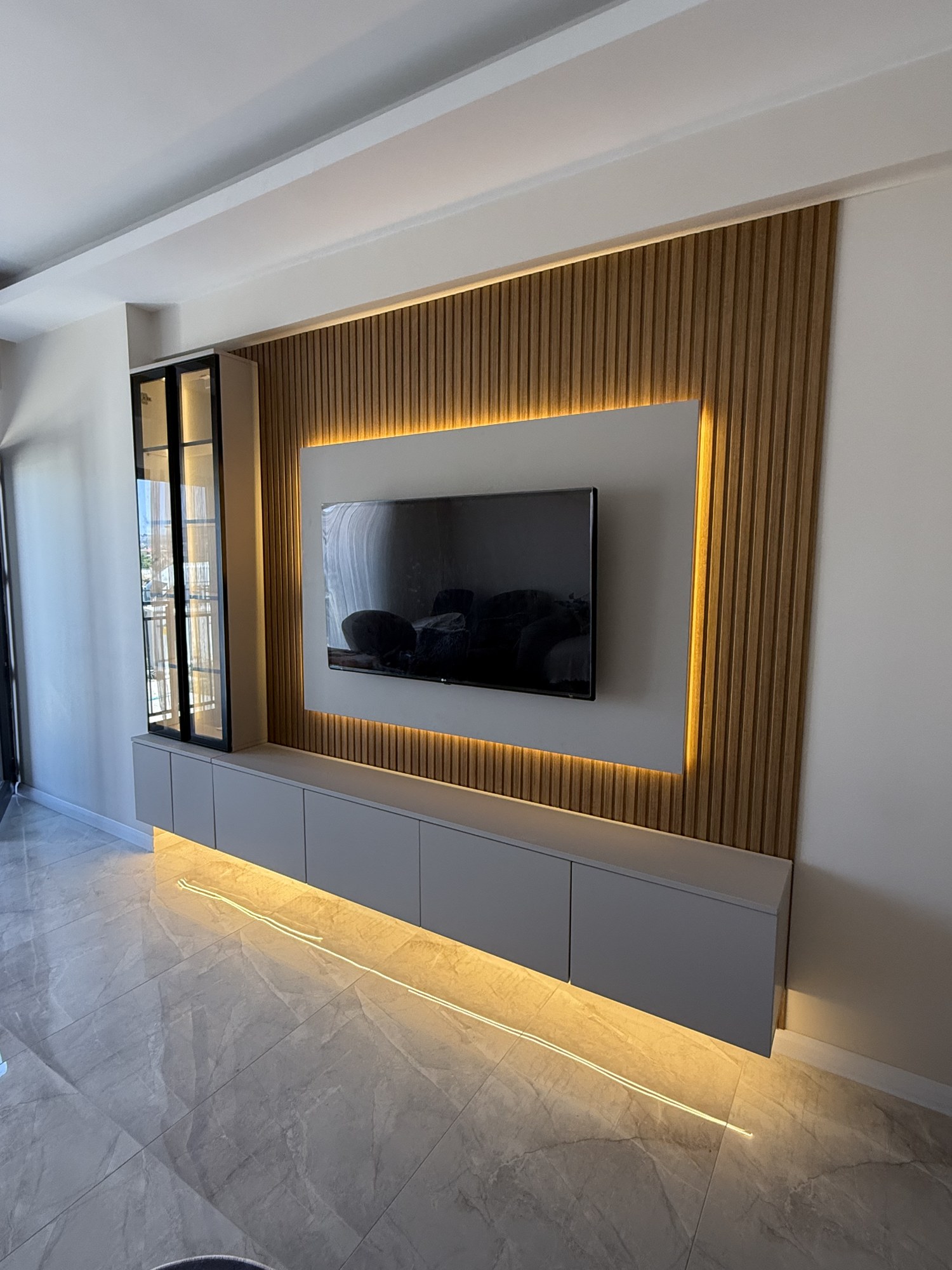 Ahşap Latalı TV Duvarı