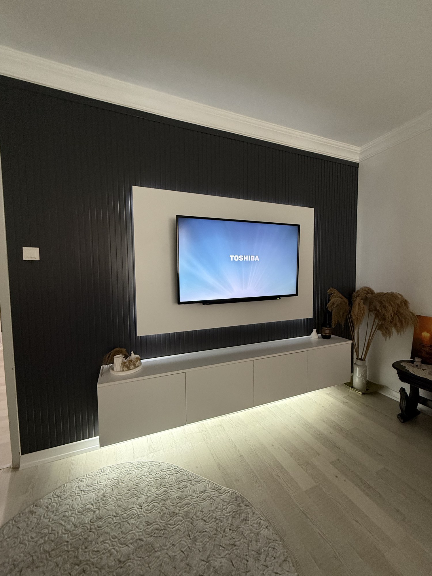 Siyah Latalı TV Duvarı