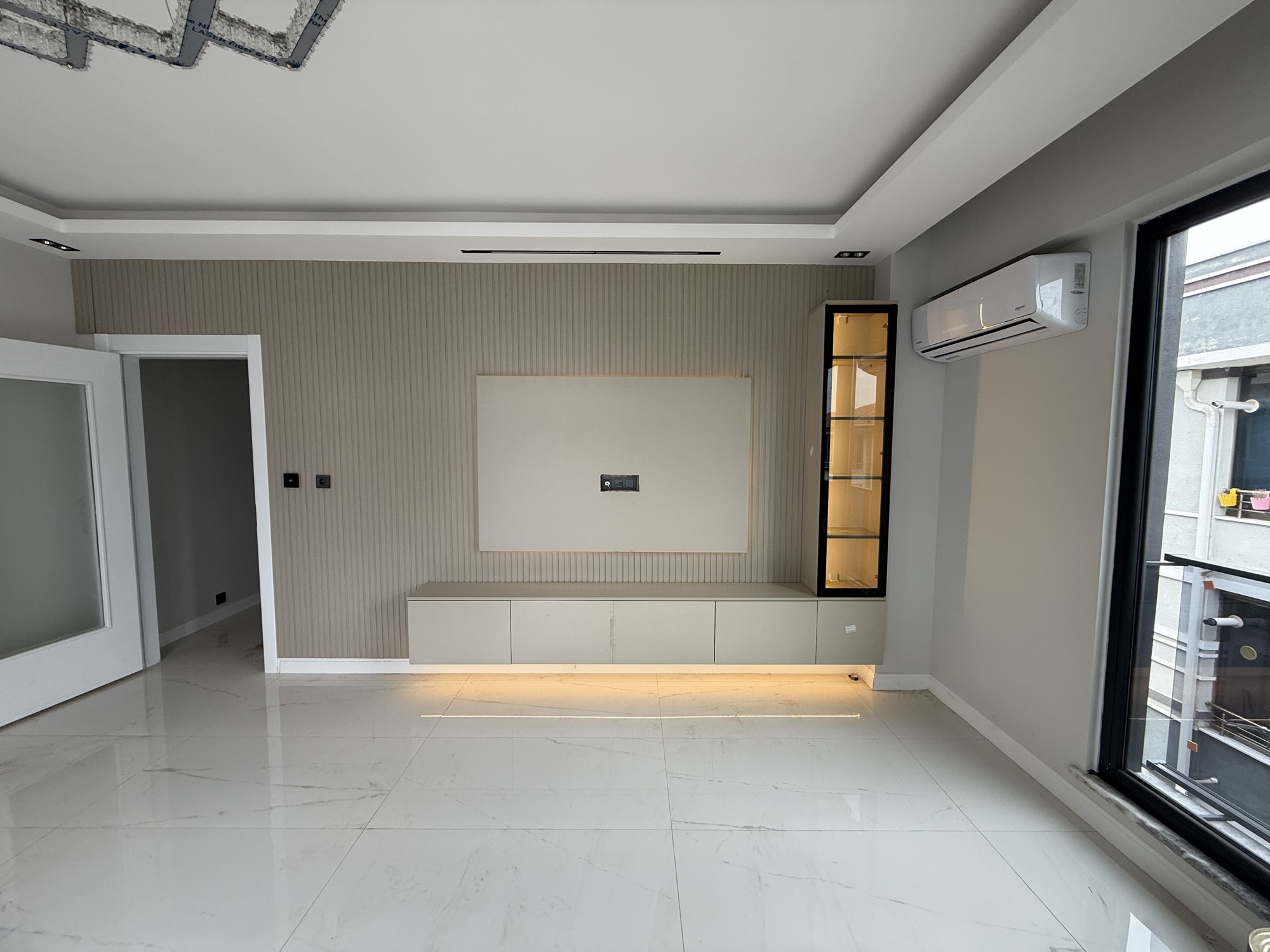 Bej Panel & LED Vitrin