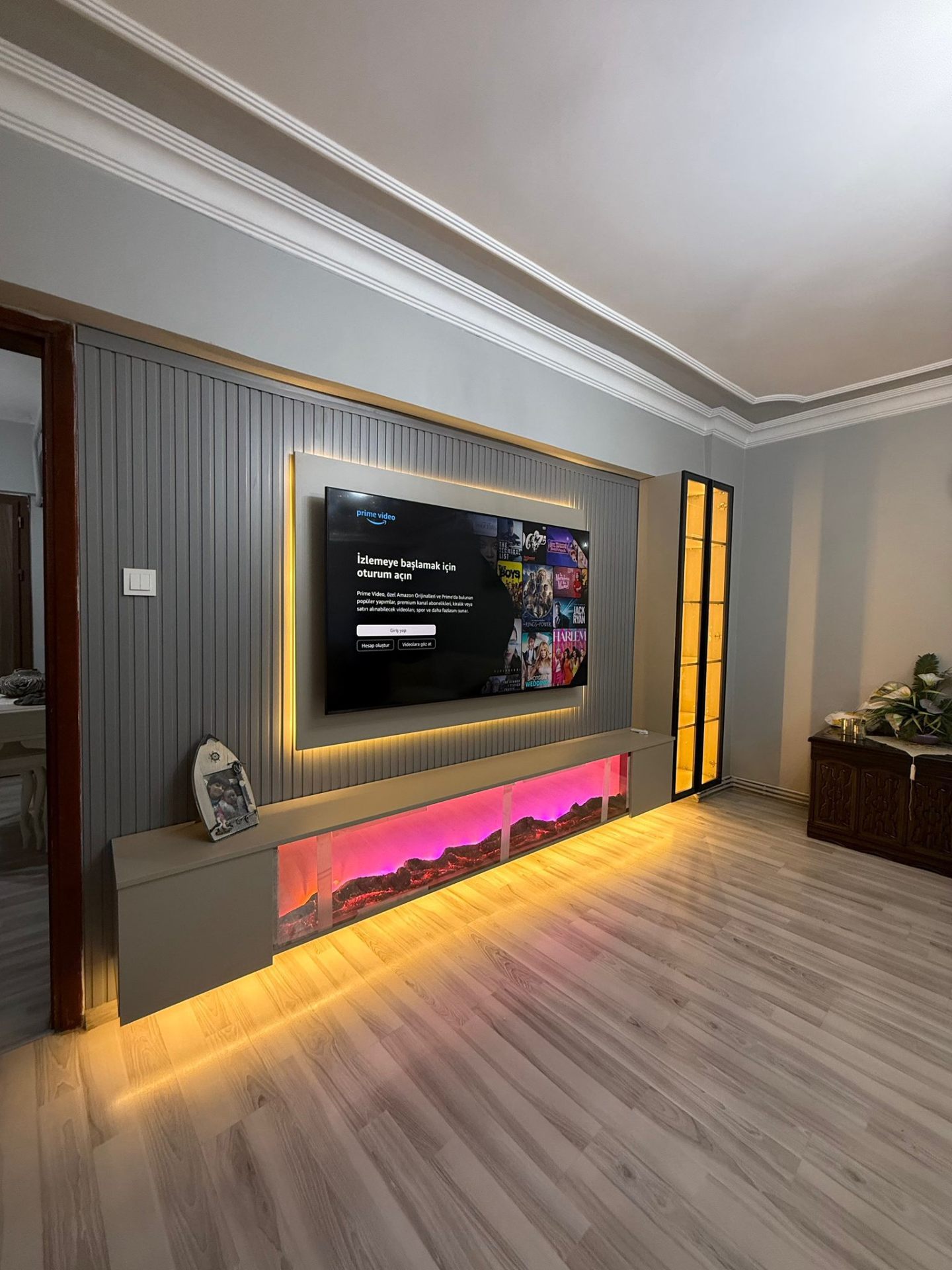 Gizli LED aydınlatmalı özel üretim TV ünitesi — yakın detay