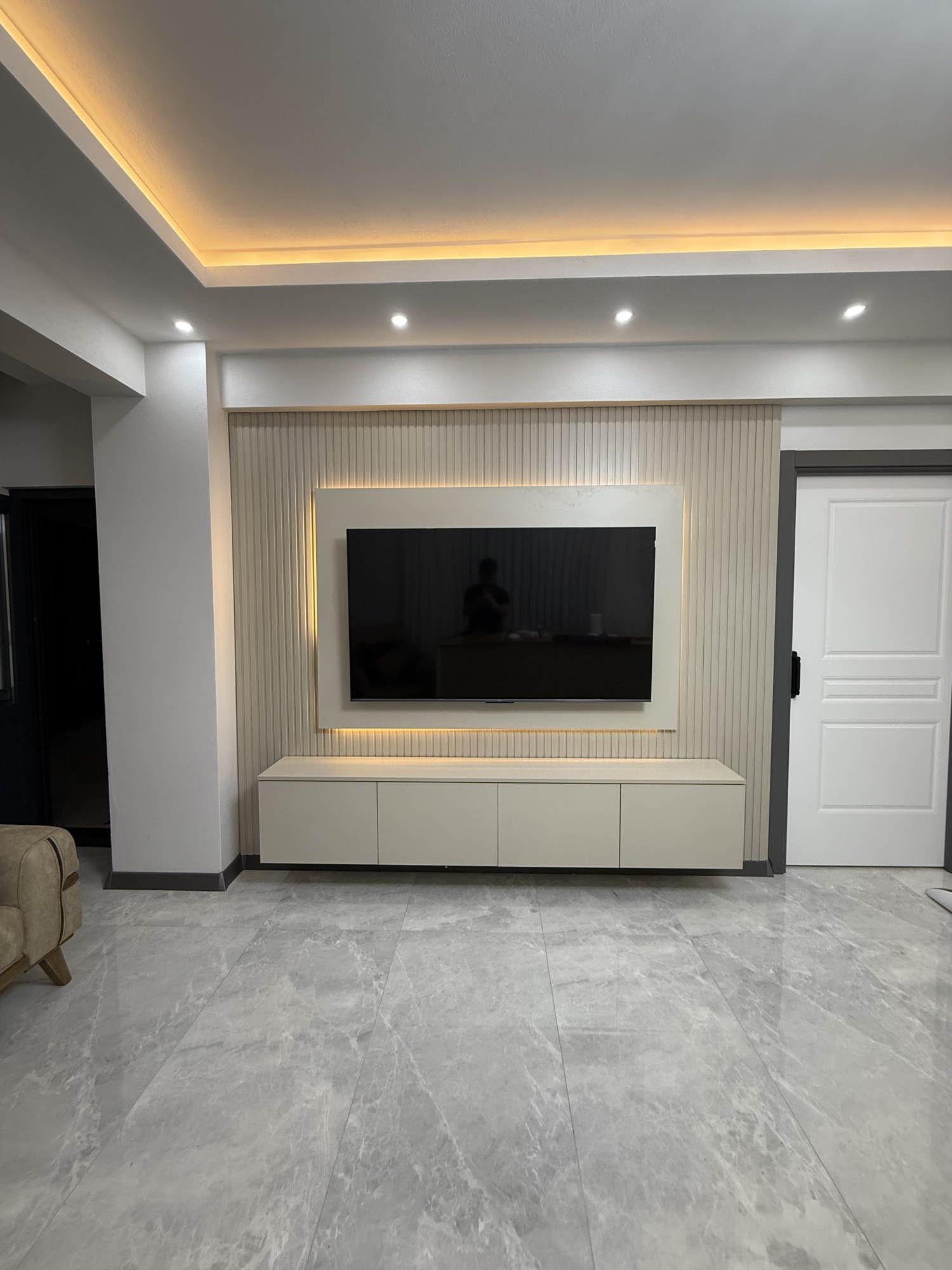 Krem Latalı Minimal TV Ünitesi